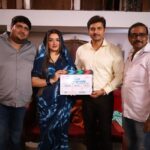 Amrapali Dubey Instagram – दादीमाँ को मैं जब भी कहती थी कि “आपकी याद आ रही है, आ जाती हूँ आपसे मिलने🥹” तो वे हमेशा कहती थीं “अरे बहिनी तू अच्छा से आपन सुटिंग करा आपन काम देखा” लेकिन मैं फिर भी उनसे मिलने पोंहोंच ही जाती थी 🥹 और मैं आज भी मानती हूँ कि मेरी दादीमाँ मेरे दिल में जीवित हैं और हमेशा रहेंगी 🙏🏻 आज फिर अपनी दादीमाँ के आशीर्वाद से मैंने एक नई फ़िल्म #biwihotohaisi में काम करना शुरू किया है, 🙏🏻 मैं धन्यवाद कहना चाहती हूँ मेरे मित्र और इस इंडस्ट्री के सबसे बड़े प्रोड्यूसरों में से एक @prashantnishant जी को🙏🏻 मेरे डायरेक्टर #sombhushan जी को🙏🏻और मेरे को एक्टर @vikrant8235 जी को🙏🏻, जहां यह फ़िल्मी दुनिया किसी के भी लिए नहीं रुकती, वहाँ मेरे दुख की घड़ी में मुझे सांत्वना देने के लिये और मेरे साथ खड़े रहने के लिए मेरे मित्रों ने इस फ़िल्म को 3 दिन बाद शुरू किया क्योंकि निशांत जी जानते हैं कि मैं मेरी दादीमाँ के कितने क़रीब थी 🙏🏻 thankyou everyone 🙏🏻 
आप सब भी आशीर्वाद दें, की मैं emotionally strong होकर इस फ़िल्म में अच्छा काम करूँ 🙏🏻 #theshowmustgoon❤️ #harharmahadev🙏🌿🕉️