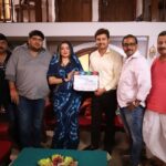 Amrapali Dubey Instagram – दादीमाँ को मैं जब भी कहती थी कि “आपकी याद आ रही है, आ जाती हूँ आपसे मिलने🥹” तो वे हमेशा कहती थीं “अरे बहिनी तू अच्छा से आपन सुटिंग करा आपन काम देखा” लेकिन मैं फिर भी उनसे मिलने पोंहोंच ही जाती थी 🥹 और मैं आज भी मानती हूँ कि मेरी दादीमाँ मेरे दिल में जीवित हैं और हमेशा रहेंगी 🙏🏻 आज फिर अपनी दादीमाँ के आशीर्वाद से मैंने एक नई फ़िल्म #biwihotohaisi में काम करना शुरू किया है, 🙏🏻 मैं धन्यवाद कहना चाहती हूँ मेरे मित्र और इस इंडस्ट्री के सबसे बड़े प्रोड्यूसरों में से एक @prashantnishant जी को🙏🏻 मेरे डायरेक्टर #sombhushan जी को🙏🏻और मेरे को एक्टर @vikrant8235 जी को🙏🏻, जहां यह फ़िल्मी दुनिया किसी के भी लिए नहीं रुकती, वहाँ मेरे दुख की घड़ी में मुझे सांत्वना देने के लिये और मेरे साथ खड़े रहने के लिए मेरे मित्रों ने इस फ़िल्म को 3 दिन बाद शुरू किया क्योंकि निशांत जी जानते हैं कि मैं मेरी दादीमाँ के कितने क़रीब थी 🙏🏻 thankyou everyone 🙏🏻
आप सब भी आशीर्वाद दें, की मैं emotionally strong होकर इस फ़िल्म में अच्छा काम करूँ 🙏🏻 #theshowmustgoon❤️ #harharmahadev🙏🌿🕉️