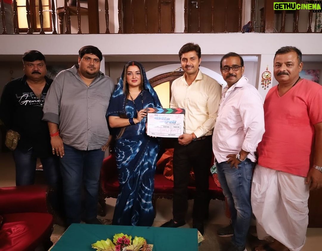 Amrapali Dubey Instagram - दादीमाँ को मैं जब भी कहती थी कि “आपकी याद आ रही है, आ जाती हूँ आपसे मिलने🥹” तो वे हमेशा कहती थीं “अरे बहिनी तू अच्छा से आपन सुटिंग करा आपन काम देखा” लेकिन मैं फिर भी उनसे मिलने पोंहोंच ही जाती थी 🥹 और मैं आज भी मानती हूँ कि मेरी दादीमाँ मेरे दिल में जीवित हैं और हमेशा रहेंगी 🙏🏻 आज फिर अपनी दादीमाँ के आशीर्वाद से मैंने एक नई फ़िल्म #biwihotohaisi में काम करना शुरू किया है, 🙏🏻 मैं धन्यवाद कहना चाहती हूँ मेरे मित्र और इस इंडस्ट्री के सबसे बड़े प्रोड्यूसरों में से एक @prashantnishant जी को🙏🏻 मेरे डायरेक्टर #sombhushan जी को🙏🏻और मेरे को एक्टर @vikrant8235 जी को🙏🏻, जहां यह फ़िल्मी दुनिया किसी के भी लिए नहीं रुकती, वहाँ मेरे दुख की घड़ी में मुझे सांत्वना देने के लिये और मेरे साथ खड़े रहने के लिए मेरे मित्रों ने इस फ़िल्म को 3 दिन बाद शुरू किया क्योंकि निशांत जी जानते हैं कि मैं मेरी दादीमाँ के कितने क़रीब थी 🙏🏻 thankyou everyone 🙏🏻 आप सब भी आशीर्वाद दें, की मैं emotionally strong होकर इस फ़िल्म में अच्छा काम करूँ 🙏🏻 #theshowmustgoon❤️ #harharmahadev🙏🌿🕉️