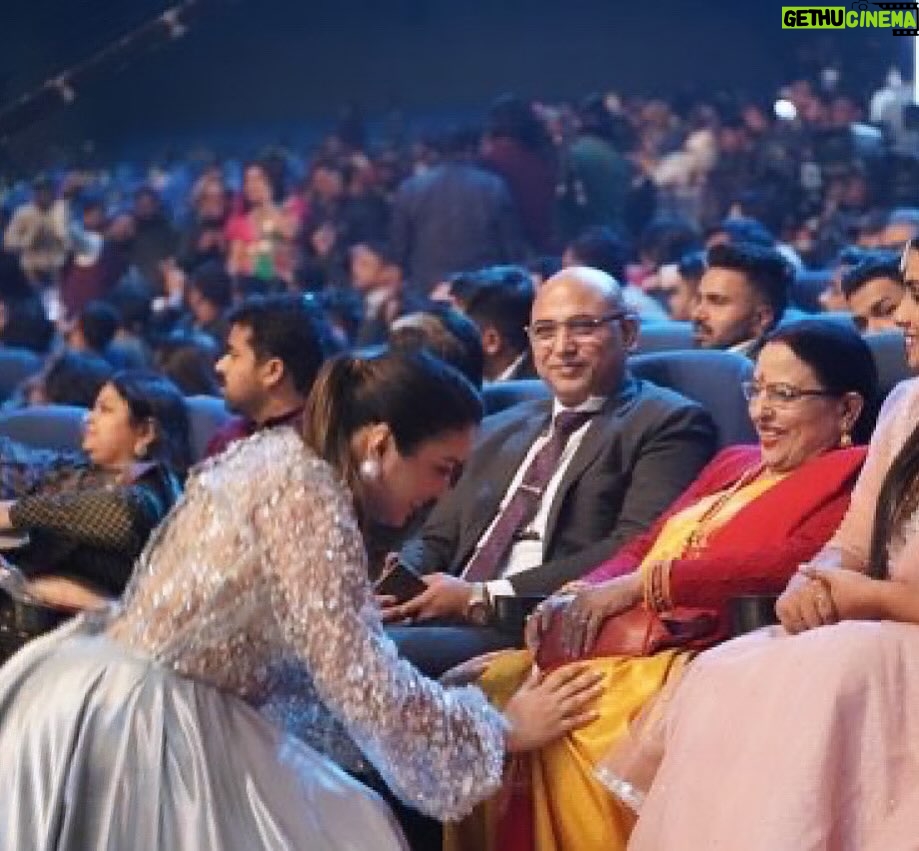 Amrapali Dubey Instagram - Blessed to have met with the queen of folk singing 🥰🫶🏻 Padma Bhushan, Bihar Kokila @shardasinha_official ji 🙏🏻 it was an honour to seek your blessings ma’am 🙏🏻 thankyou @filamchibhojpuri #musicawards