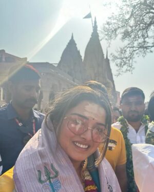 Amrapali Dubey Instagram - जय हो देवों के देव महादेव बाबा विश्वनाथ 🙏🏻 जय हो जगत जननी माँ अन्नपूर्णा 😍🙏🏻 आज बहुत सौभाग्य से एक बार फिर मेरे भोले, बाबा काशी विश्वनाथ भगवान और माँ अन्नपूर्णा का दिव्य दर्शन हुआ 🥹🙏🏻 हर हर महादेव 🙏🏻 ॐ गौरी शंकराय नमः 🥹🙏🏻