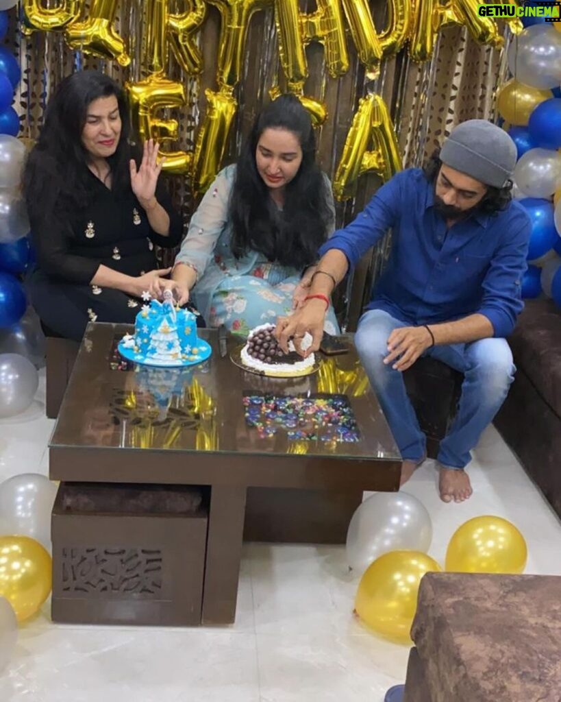 Amrapali Dubey Instagram - I thank God each and everyday that he blessed me with an elder sister like you. I must have done something extremely good in my past life that God made me a part of your life 🥹 I’ve been your fan when I was 5 and I will still be your fan when I will be 50. You have not only been a great daughter and sister but also my best friend, a doctor, a mentor, a teacher and many more things just to keep our family together and at ease 😘 you have always hidden your pain and put on a strong face for me to believe that everything in this world is beautifull and easy even while you yourself must have been scared 😭 You are THE WALL between me and all the problems in this world ♥ and please don’t worry about growing old… you already became older the day I was born 😜 happy birthday mera didi 😘😍🫶🏻