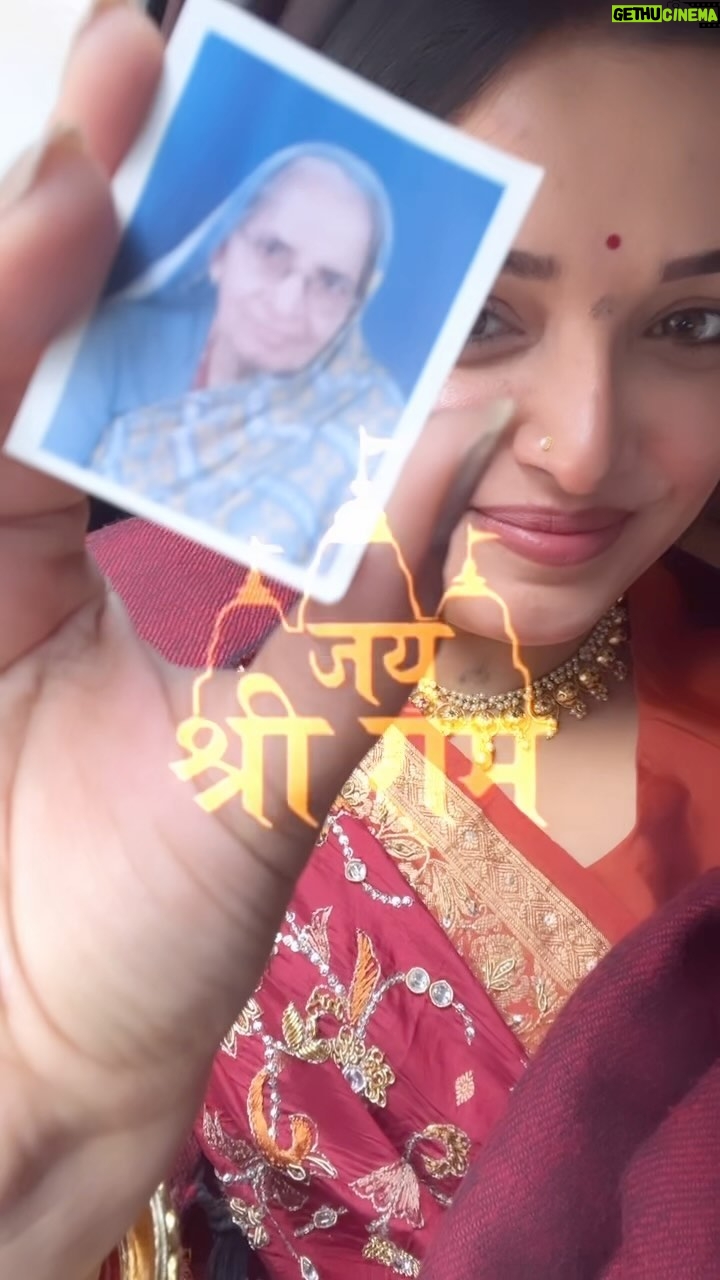 Amrapali Dubey Instagram - मेरी दादीमाँ ने मुझे बचपन से राम गुण गा कर सुनाया 🥹🫶🏻 हमेशा मुझे रामलीला दिखाने ले गयीं 🙏🏻 तो जब उनके ना रहने पर मैं अयोध्या गई, तो उन्हें भी अपने साथ ले गई दर्शन कराने… श्री राम जी ने यही तो सिखाया है की निरंतर अपने बड़ों की सेवा करें 🙏🏻 #missyoudadimaa💔😭