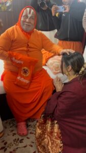 Amrapali Dubey Instagram - परमपूज्य जगत गुरु श्री रामभद्राचार्य जी के दर्शन करने का सौभाग्य मिला और उनके अमृत महोत्सव {75 वाँ जन्मोत्सव} की बधाई देने का अवसर मिला 🥰 गुरुजी जितने विद्वान और ज्ञानी हैं, उतने ही प्यारे और हंसमुख भी हैं 🥰🙏🏻 #जयश्रीराम🚩 श्री राम जन्मभूमि, अयोध्या - Shri Ram Janmabhoomi, Ayodhya