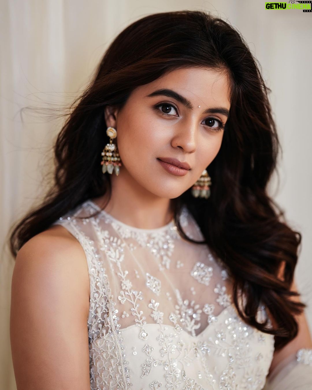 Amritha Aiyer - 274.7K Likes - Poolamme pilla in your feed 💐 #HANUMAN #hanumansuccessmeet
.
Outfit - @frontierraas
📸 - @screamstudiosbyharsha
Jewellery - @rubans.in
Styled - @shrushti_216