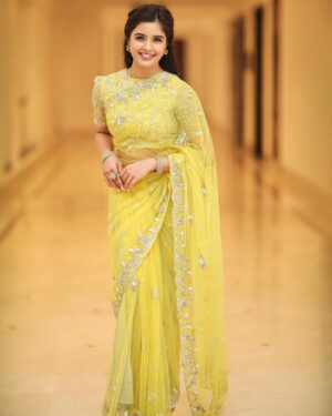 Amritha Aiyer Instagram - 🌞💫 #hanuman 
.
Outfit - @swathiveldandi_official 
Jewellery - @kushalsfashionjewellery
Styled - @shrushti_216