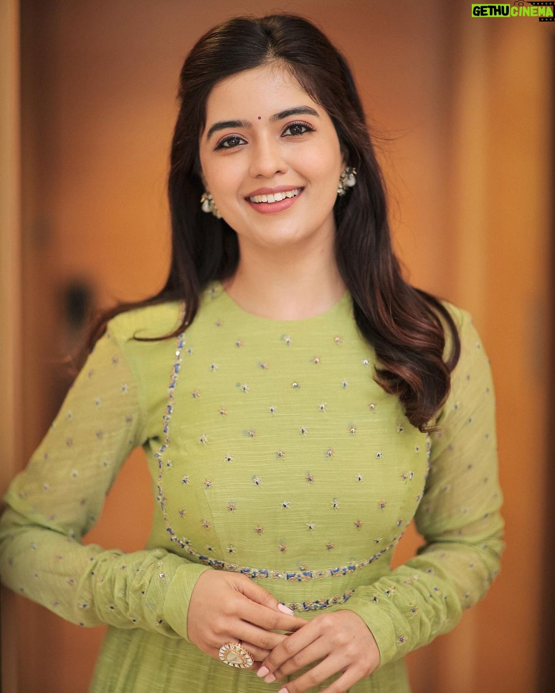 Amritha Aiyer - 380.3K Likes - ☀️
.
Outfit - @yaksideepthireddy
Jewellery - @kushalsfashionjewellery
Styled - @shrushti_216
📸 - @dhanush__photography
💄- @jiyamakeupartistry