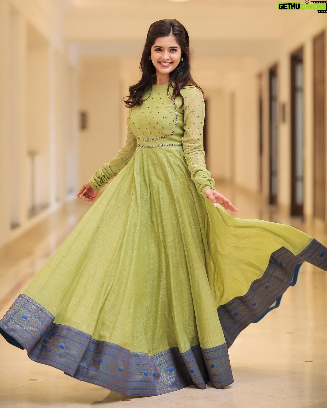 Amritha Aiyer - 380.3K Likes - ☀️
.
Outfit - @yaksideepthireddy
Jewellery - @kushalsfashionjewellery
Styled - @shrushti_216
📸 - @dhanush__photography
💄- @jiyamakeupartistry