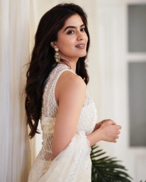 Amritha Aiyer Instagram - Poolamme pilla in your feed 💐 #HANUMAN #hanumansuccessmeet 
.
Outfit - @frontierraas
📸 - @screamstudiosbyharsha 
Jewellery - @rubans.in 
Styled - @shrushti_216