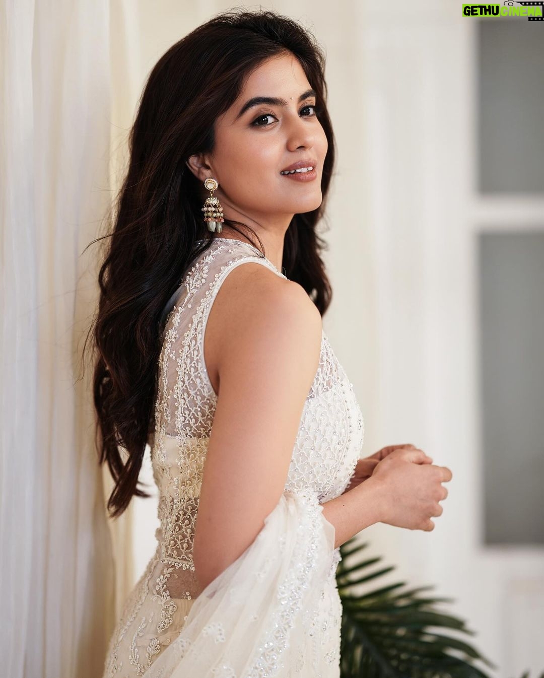 Amritha Aiyer - 274.7K Likes - Poolamme pilla in your feed 💐 #HANUMAN #hanumansuccessmeet
.
Outfit - @frontierraas
📸 - @screamstudiosbyharsha
Jewellery - @rubans.in
Styled - @shrushti_216
