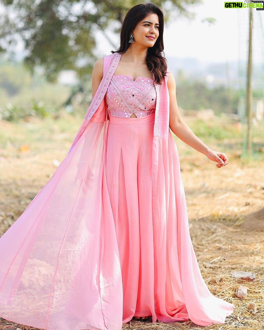 Amritha Aiyer - 454K Likes - 💖
.
Outfit - @@meghmalhaar_
@oakpinionpr
Styled - @shrushti_216