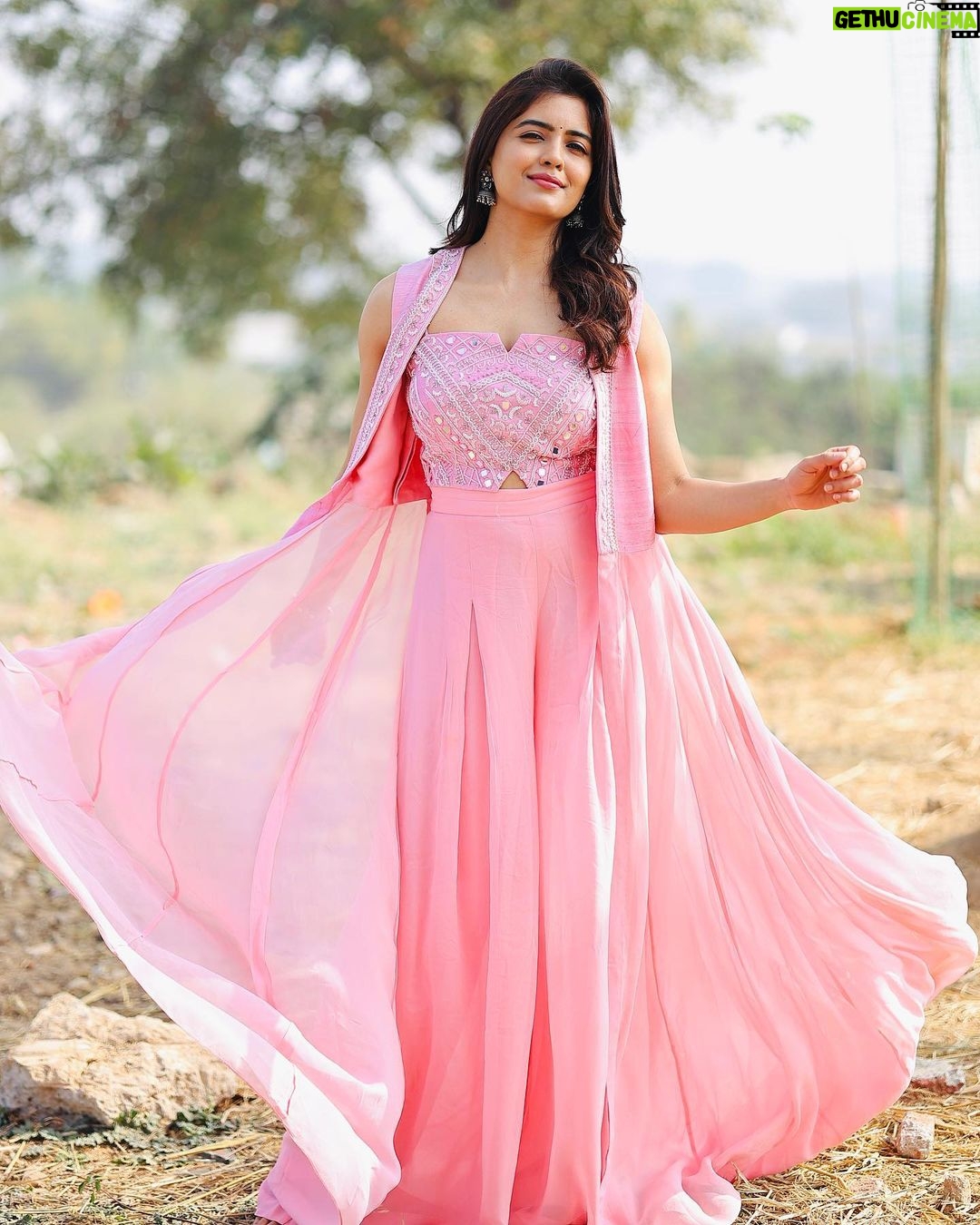 Amritha Aiyer - 454K Likes - 💖
.
Outfit - @@meghmalhaar_
@oakpinionpr
Styled - @shrushti_216