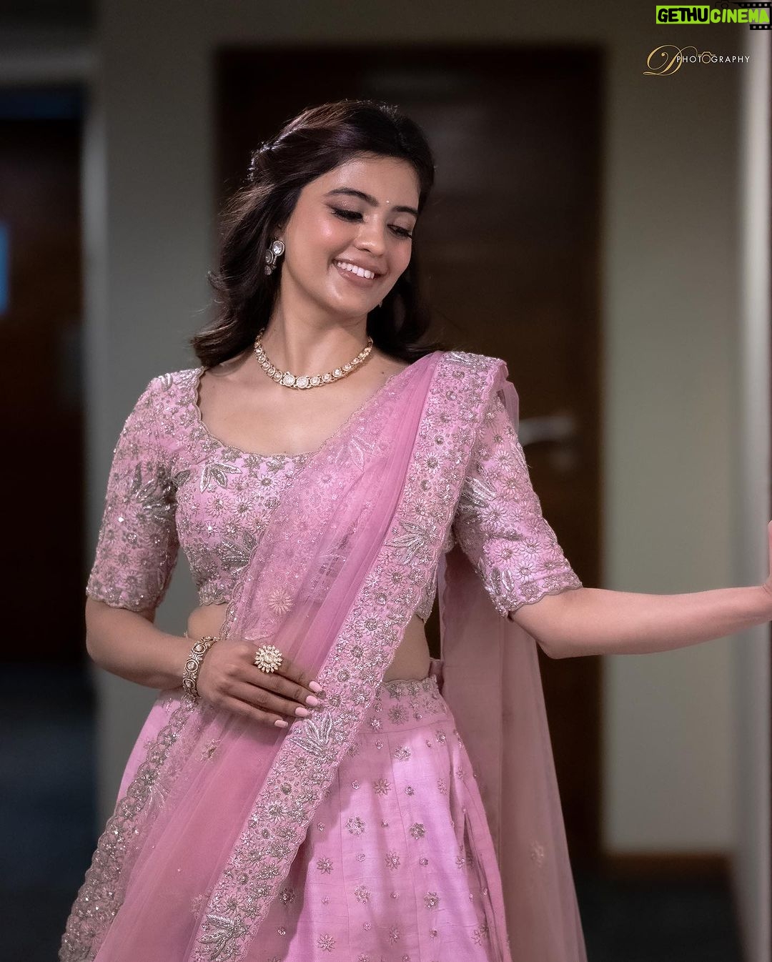 Amritha Aiyer Instagram - #HANUMAN Pre- Release . Outfit- @swathiveldandi_official Jewellery- @kushalsfashionjewellery @shopriyaaofficial Stylist - @shrushti_216 ๐ธ - @storiesbydeepu Makeup - @natasha_mathias_