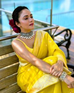 Amruta Khanvilkar Instagram - #ootd Wearing @warpnweftbysagrikarai @sorayaajewels_ #sareelove #amrutakhanvilkar