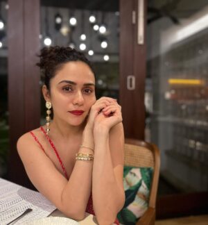 Amruta Khanvilkar Instagram - Ah well how I would love some love ❤️ 
#throwbackthursday 
#amrutakhanvilkar #redlips