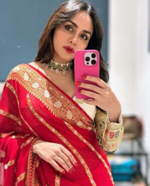 Amruta Khanvilkar Instagram - #indianglam wearing @warpnweftbysagrikarai 
@sorayaajewels_ 
#hmua @seemaaofficial 
#amrutakhanvilkar #eventdiaries favourite #redlips