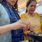 Amruta Khanvilkar Instagram – #vanityscenes #funwithmamma 
#amrutakhanvilkar