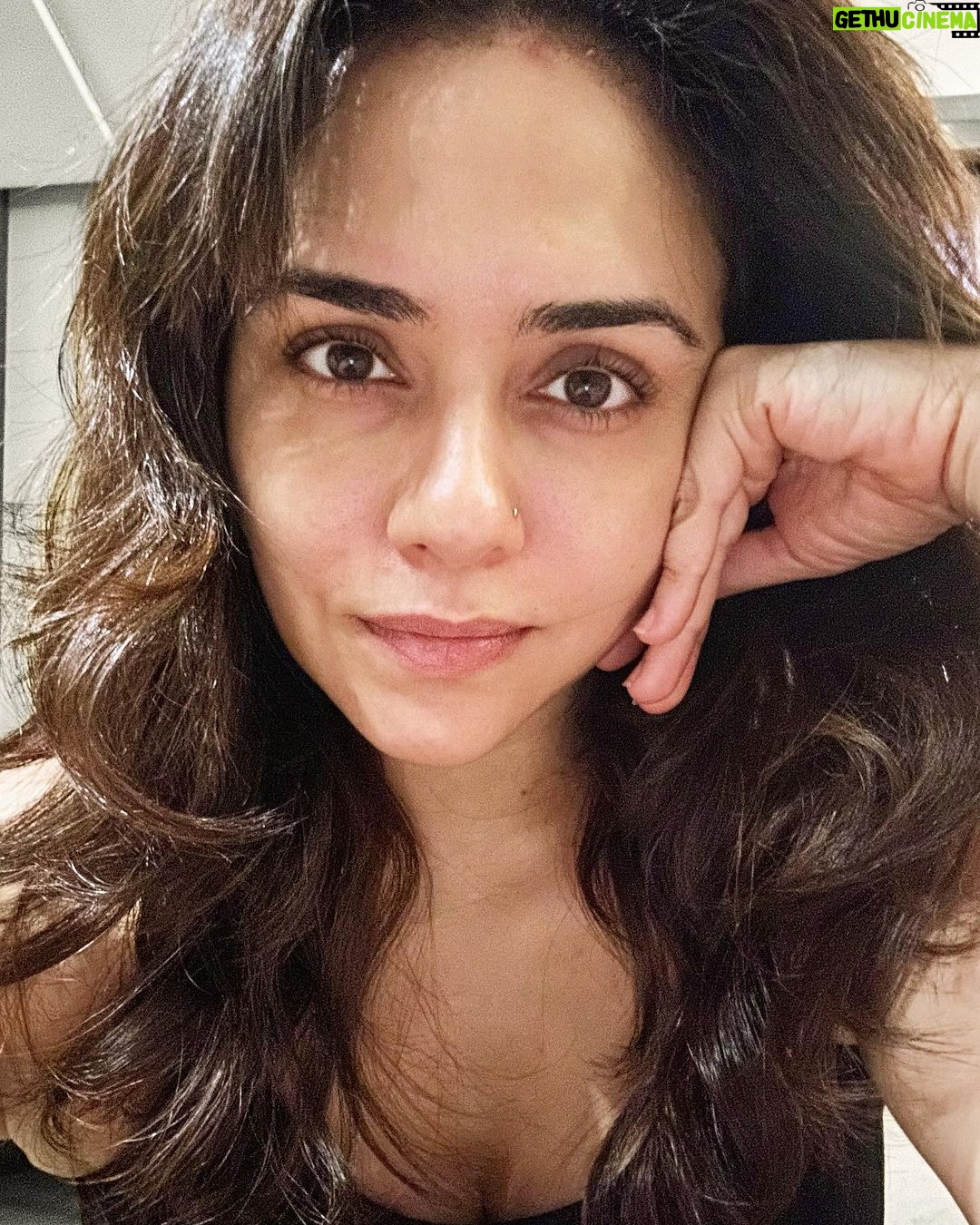 Amruta Khanvilkar Instagram - #postworkoutselfie …. The struggle is real To click a non chip-chip photo … to pray the hair behaves … to not edit it so much that it doesn’t look natural 😂….. and then to make up the mind Han chal koi nai post kar dete hain #randomthoughts #scribbling Ps - glow is a default setting #amrutakhanvilkar Vasai