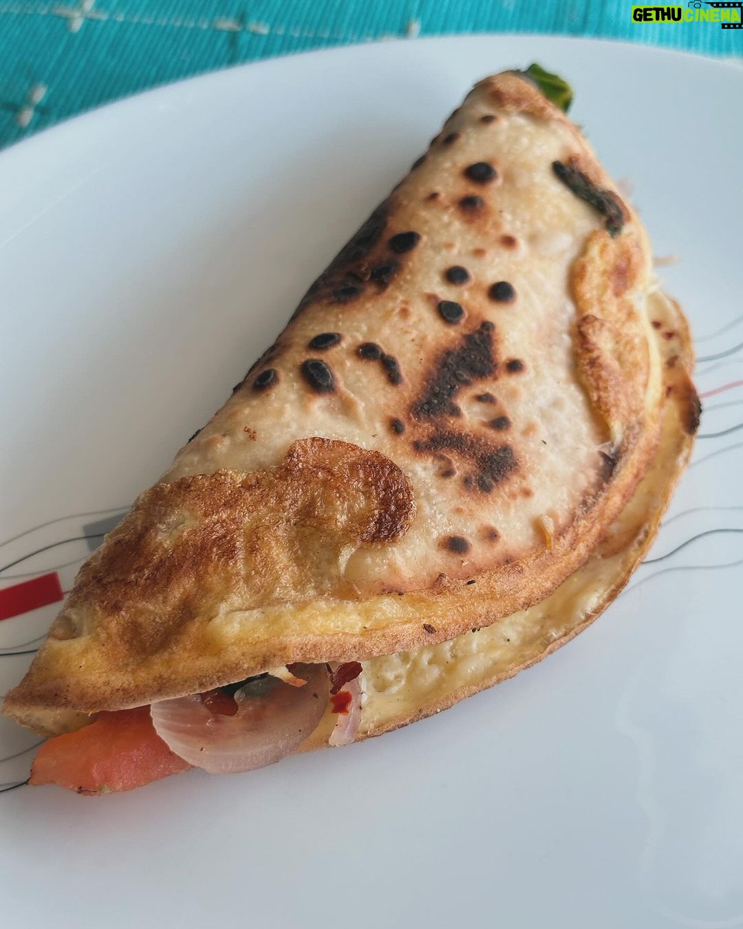 Amruta Khanvilkar Instagram - Sunday brunch by me - Almond wrap with egg and my fav veges (spinach tomato onions and mushrooms … amazing almond wraps by @gobbleright My poison forever #blackcoffee #easypour #sundayindulgence #dqy8 #75mediumchallenge #cleaneating #fitnessmotivation #fitness #amuchifitnessjourney