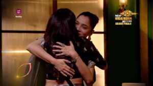 Amruta Khanvilkar Instagram - Bhaari sawaalon se ho Gaya iss task mein Ankita ka swagat. 👀

Dekhte rahiye #BiggBoss17 at 9:30PM and #BiggBoss17Finale kal 6PM to 12AM sirf #Colors aur @officialjiocinema par. 

#BB17 #BiggBoss #GrandFinale
@beingsalmankhan

@lokhandeankita @amrutakhanvilkar