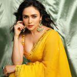Amruta Khanvilkar Instagram - #mangocolour 📸 @shrutisbagwe @nehachaudhary_ @digambar103 @puja.patelll @sorayaajewels_ #trupti #amrutakhanvilkar #saree