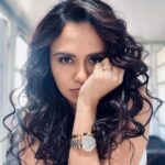 Amruta Khanvilkar Instagram - #lootereonhotstar Meet “AVIKA” ….strong headed … loving wife married to #VIKRANT trying to escape her reality in #somalia It’s not easy being a woman in Somalia and being married to #VIKRANT Find out her story on 22nd march in #lootereonhotstar @disneyplushotstar @jaihmehta @gomberv @omariyer @thevishalkapoor @@karmamediaent, @hansalmehta, @shaaileshrsingh , @suparnverma, @thevishalkapoor, @anshumania, @gomberv, @rkrkay, @amrutakhanvilkar, @aamirali, @iamroysanyal, @castingchhabra, @jallcowasji, #Mrperfat, @omariyer, @ateesh_c, @arifmalik948, @waristhakur , @bohemian_bhagyashree, @ray_enfield, @shraddha_vasugavade, , , , @gauravshogun, , @chiragvohra1, @martialbatchamen, @siya_xaba, @alinokatombe, #TafaraNyatsanza, @_bonga.tshabalala, #Malibongwe_mdwaba @thepolaroidmedia, @tanmay_telang28, @harsh_vardhan29, @abhishekhkhan, @preetikachawla, @gauravpaswala, @virajgadodia @ruchirajanwalikar #amrutakhanvilkar
