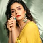 Amruta Khanvilkar Instagram - #mangocolour 📸 @shrutisbagwe @nehachaudhary_ @digambar103 @puja.patelll @sorayaajewels_ #trupti #amrutakhanvilkar #saree