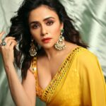 Amruta Khanvilkar Instagram - #mangocolour 📸 @shrutisbagwe @nehachaudhary_ @digambar103 @puja.patelll @sorayaajewels_ #trupti #amrutakhanvilkar #saree
