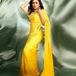 Amruta Khanvilkar Instagram - The season made me do it …. 📸 @shrutisbagwe @nehachaudhary_ @puja.patelll @sorayaajewels_ @digambar103 #trupti #amrutakhanvilkar #sareelove