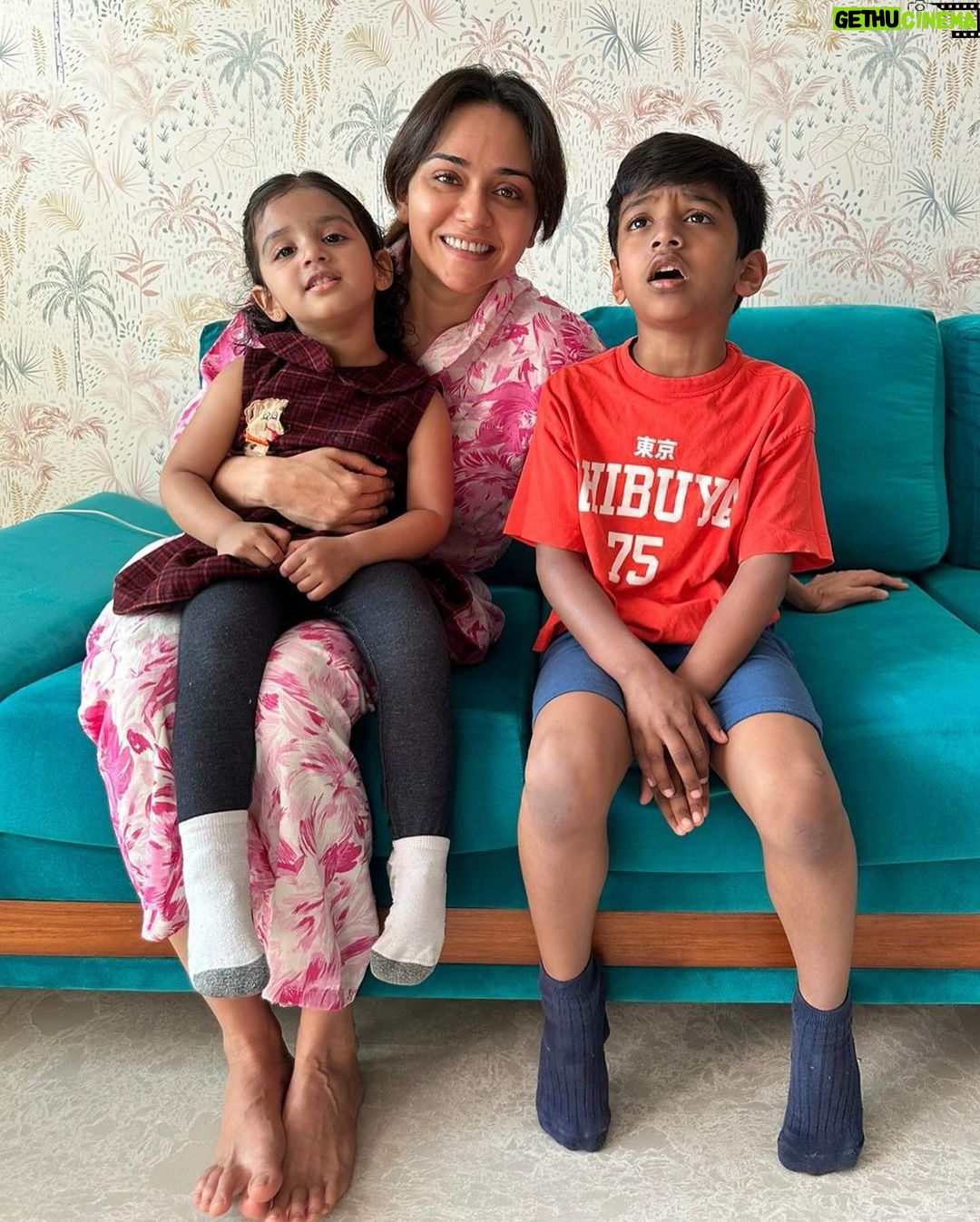 Amruta Khanvilkar Instagram - Ahilya and Aaryav had memorable bonding time with their Amu atya (attu) and Biu aaji ❤️. Lots of cozy time spent at home, playing with atya and aaji. Aaji fed them both lots of yummy food! Amu atya took us out to have authentic Kolhapuri food :) #sweetmemories #family Mumbai - मुंबई