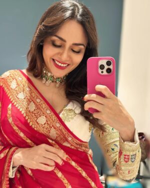 Amruta Khanvilkar Instagram - #indianglam wearing @warpnweftbysagrikarai 
@sorayaajewels_ 
#hmua @seemaaofficial 
#amrutakhanvilkar #eventdiaries favourite #redlips