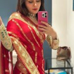 Amruta Khanvilkar Instagram – #indianglam wearing @warpnweftbysagrikarai 
@sorayaajewels_ 
#hmua @seemaaofficial 
#amrutakhanvilkar #eventdiaries favourite #redlips