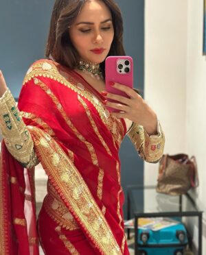 Amruta Khanvilkar Instagram - #indianglam wearing @warpnweftbysagrikarai 
@sorayaajewels_ 
#hmua @seemaaofficial 
#amrutakhanvilkar #eventdiaries favourite #redlips