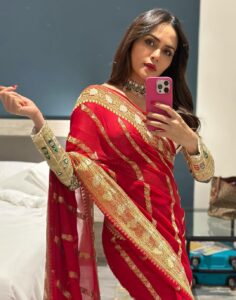 Amruta Khanvilkar Instagram - #indianglam wearing @warpnweftbysagrikarai @sorayaajewels_ #hmua @seemaaofficial #amrutakhanvilkar #eventdiaries favourite #redlips