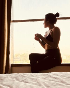 Amruta Khanvilkar Instagram - #day4 
My morning schedule/ my start of the day is the most important thing for me and my rituals  like a cold shower ( when it’s not too cold outside ) my puja & breathing exercises and then my coffee which I have been doing for years no matter where I am truly set my mood 
What is/are the first thing/ things you do when you get up ? 
#fitnessmotivation #fitness #positivity #amrutakhanvilkar #75mediumchallenge