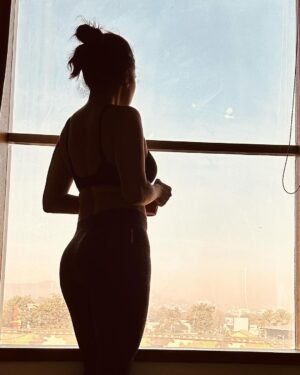 Amruta Khanvilkar Instagram - #day4 
My morning schedule/ my start of the day is the most important thing for me and my rituals  like a cold shower ( when it’s not too cold outside ) my puja & breathing exercises and then my coffee which I have been doing for years no matter where I am truly set my mood 
What is/are the first thing/ things you do when you get up ? 
#fitnessmotivation #fitness #positivity #amrutakhanvilkar #75mediumchallenge