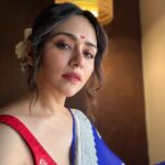 Amruta Khanvilkar Instagram - #sundaypicture #feltgoodafteralongtime Ps - love the song too Saree n blouse @warpnweftbysagrikarai ❤️ #amrutakhanvilkar