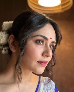 Amruta Khanvilkar Instagram - #sundaypicture #feltgoodafteralongtime Ps - love the song too Saree n blouse @warpnweftbysagrikarai ❤️ #amrutakhanvilkar