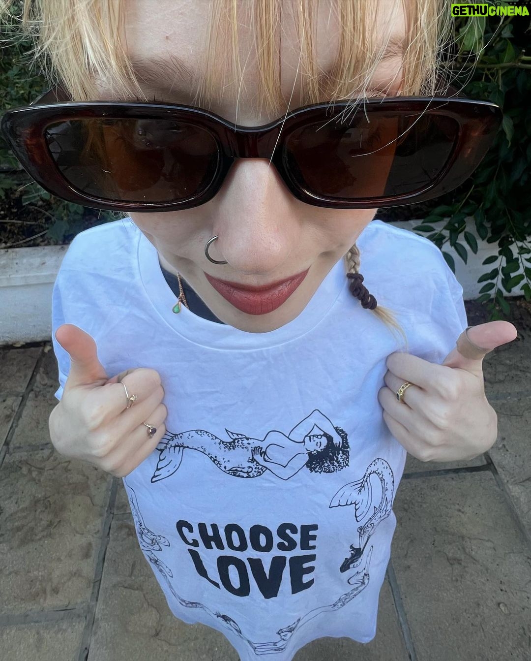 Amybeth McNulty Instagram - Aside from being a part time supermodel & emotion faker I DESIGNED A T SHIRT!! (Sustainably as well!) @chooselove was kind enough to ask me to be involved! You donate to Choose Love by purchasing 🤍