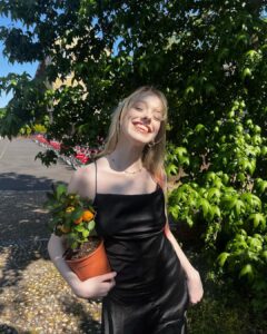 Amybeth McNulty Instagram - 🌻 Flower Market