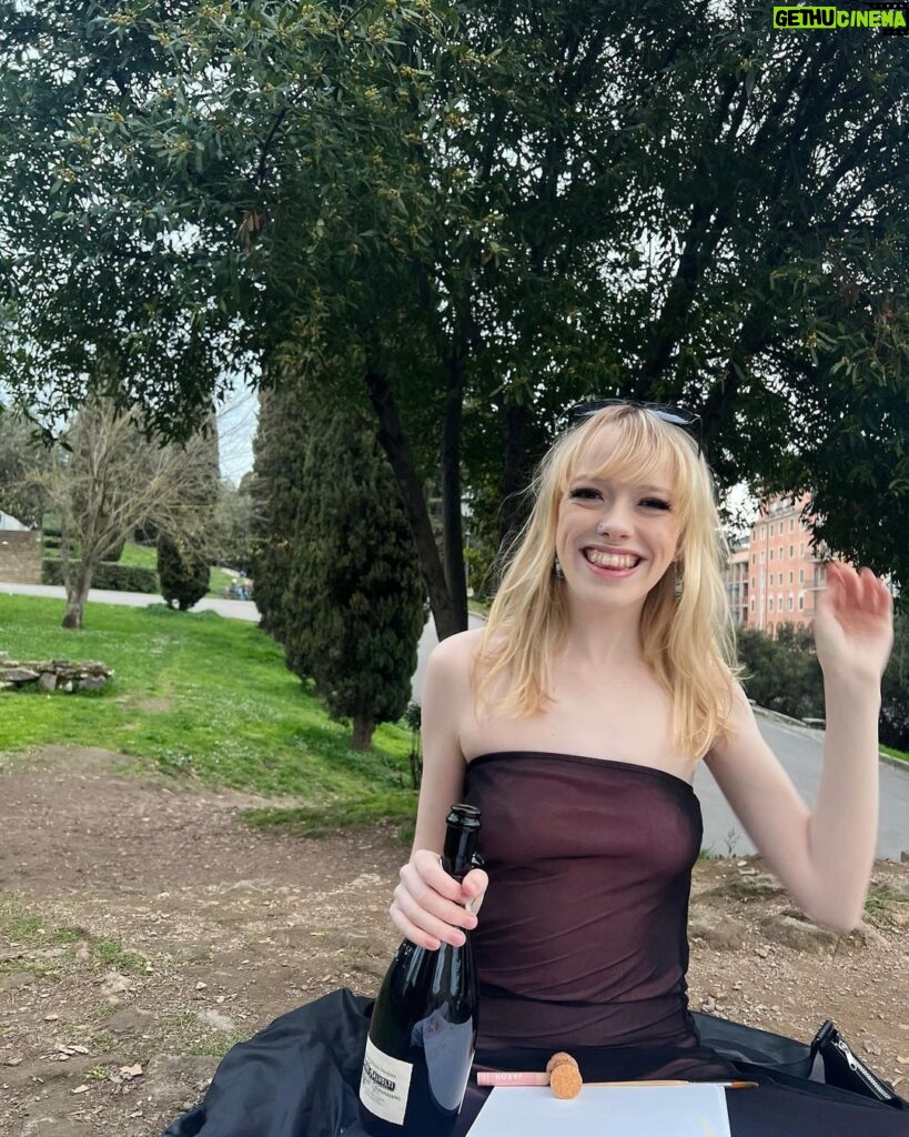 Amybeth McNulty Instagram - Painting in the park💌 Rome, Italy
