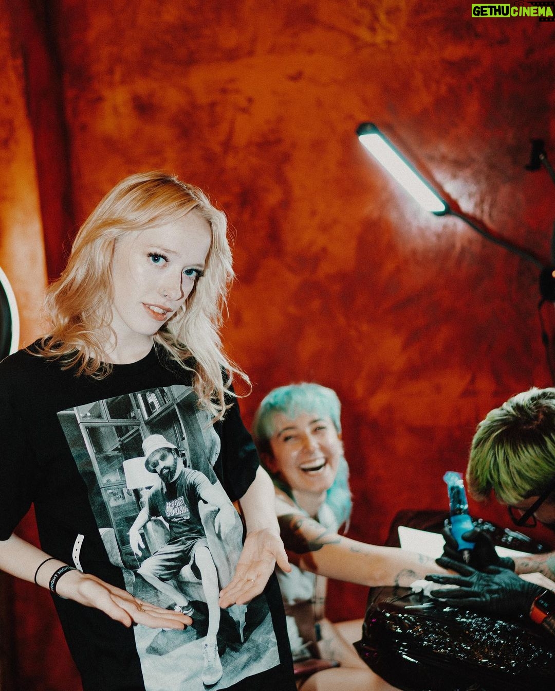 Amybeth McNulty Instagram - Tattoos, bubbles and friendship shirts. What could be better?