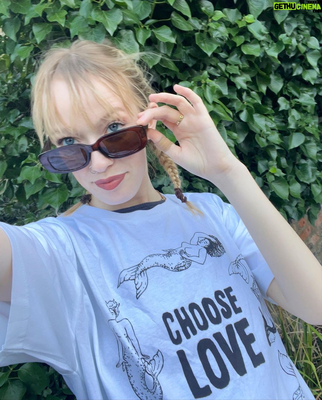 Amybeth McNulty Instagram - Aside from being a part time supermodel & emotion faker I DESIGNED A T SHIRT!! (Sustainably as well!) @chooselove was kind enough to ask me to be involved! You donate to Choose Love by purchasing 🤍