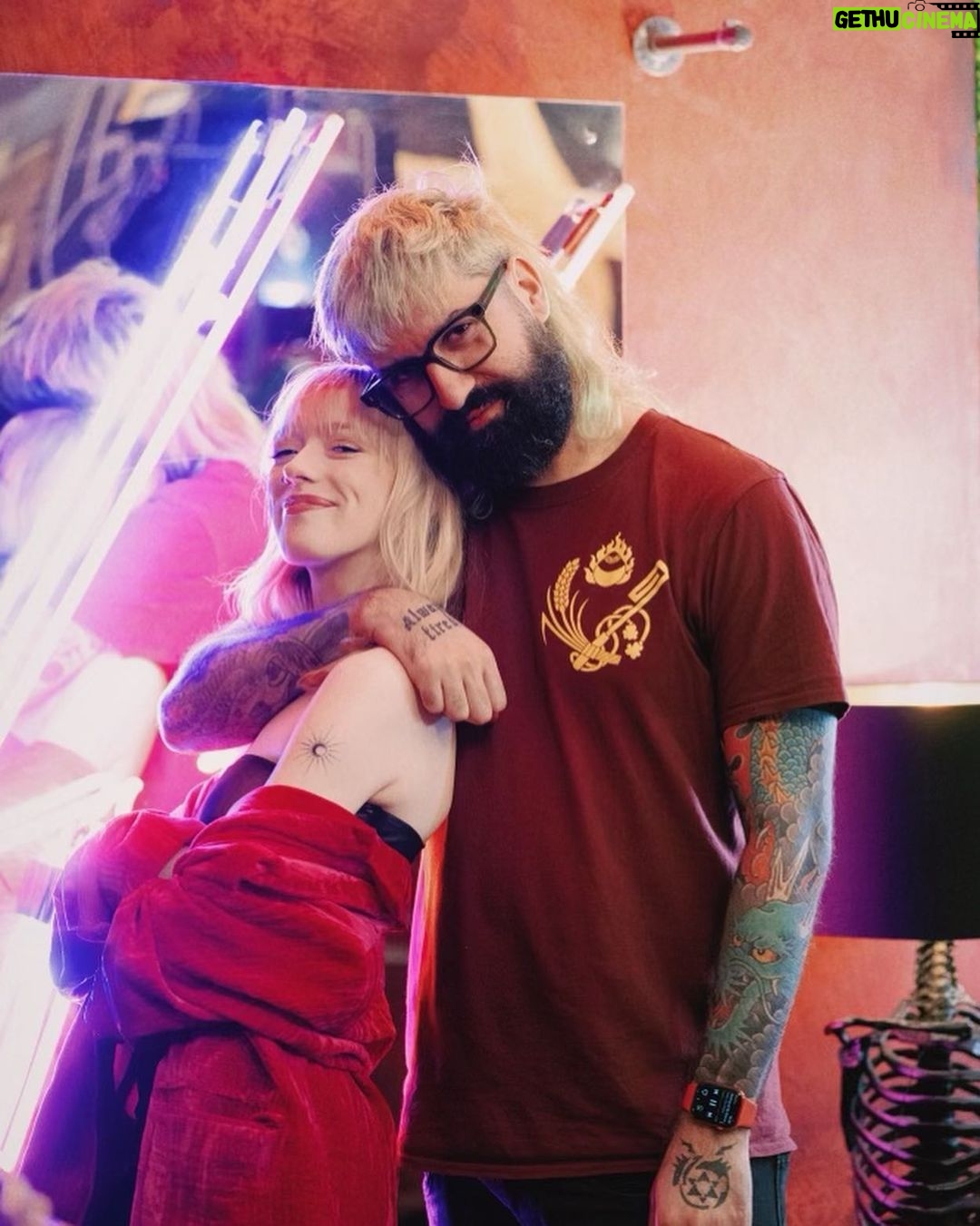 Amybeth McNulty Instagram - Mum and dad are here, don’t worry baby.