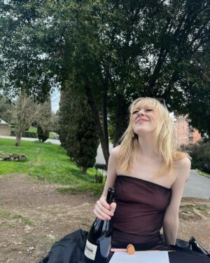 Amybeth McNulty Instagram - Painting in the park💌