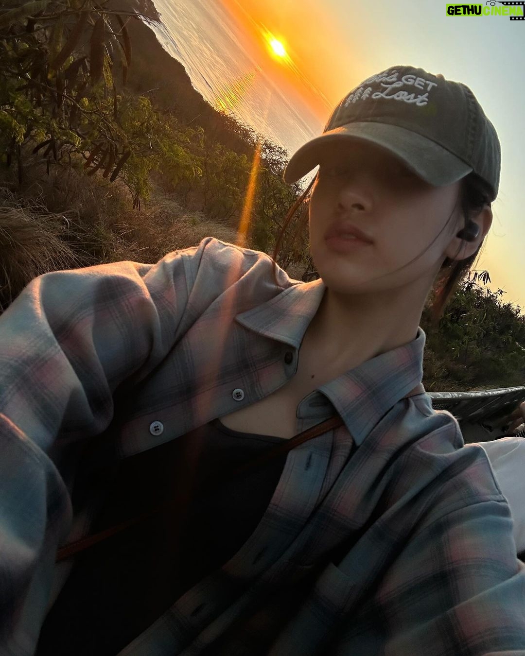 An Yu-jin Instagram - The sunset(rise) is everything Hawaii