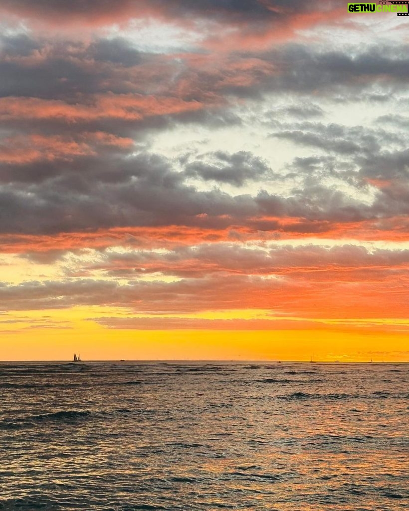 An Yu-jin Instagram - The sunset(rise) is everything Hawaii