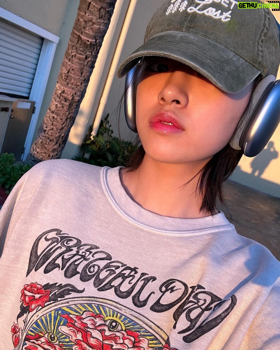 An Yu-jin Instagram - The sunset(rise) is everything Hawaii