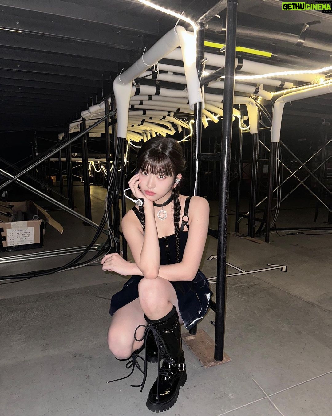 An Yu-jin Instagram - same outfit different vibes