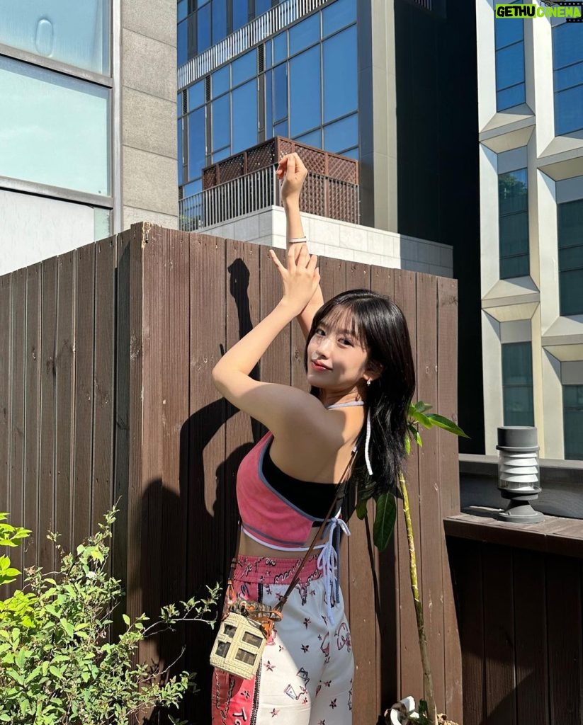 An Yu-jin Instagram - Summer vibe in terrace🦩 #AD #FendiSummer #Fendi